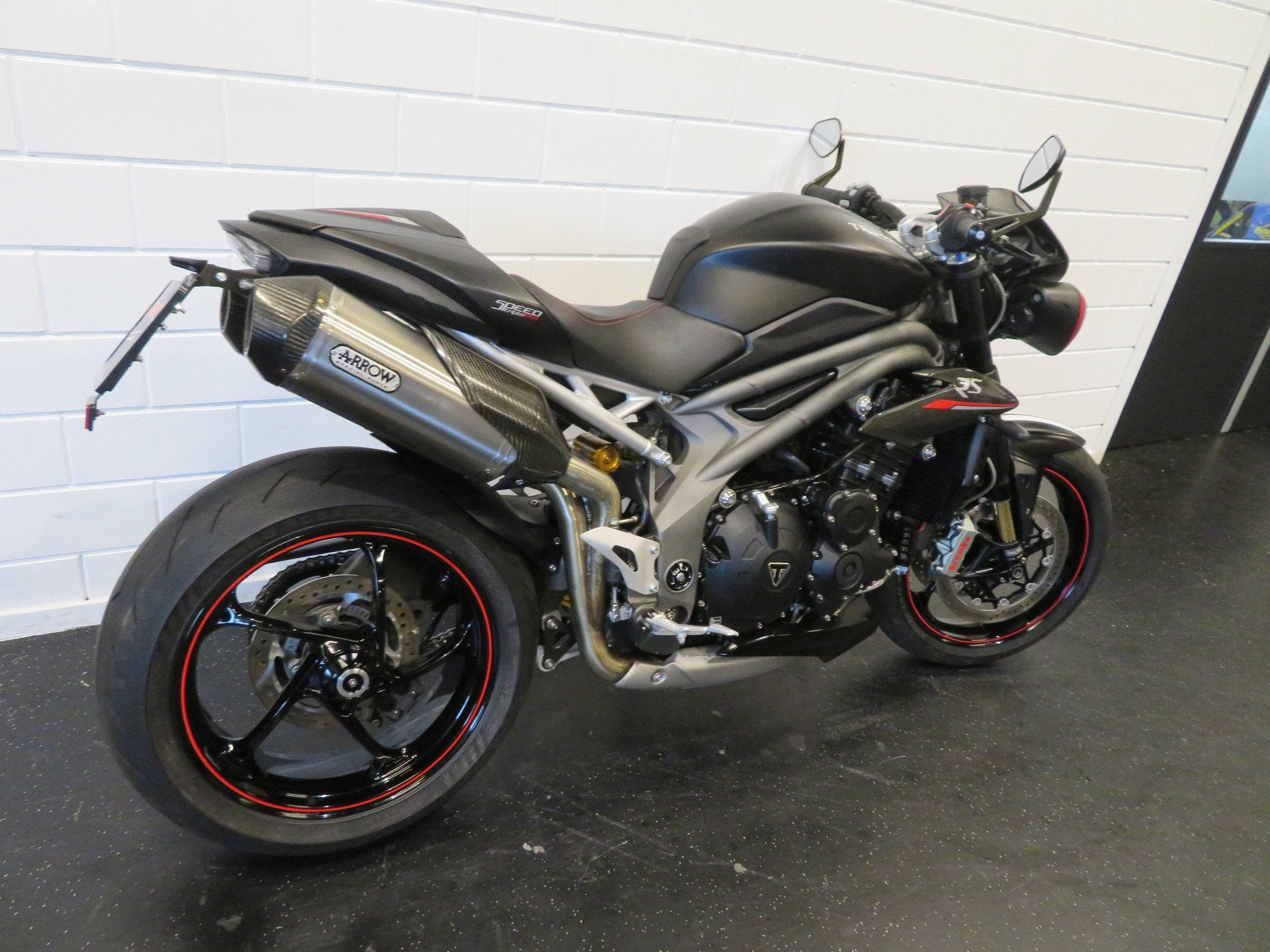 Triumph SPEED TRIPLE 1050 RS ARROW PERFECT! (bj 2018), Motoren, Motoren | Triumph, Bedrijf, 1050 cc, Naked bike