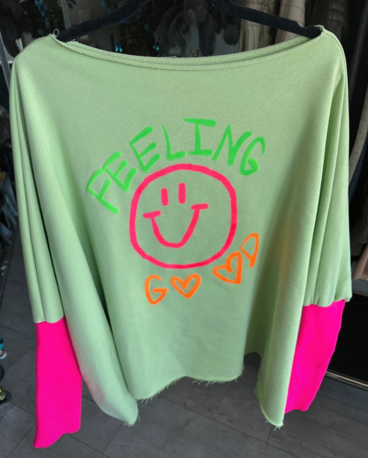 Off shoulder sweater met neon opdruk , one size, Ophalen of Verzenden, Nieuw, Maat 42/44 (L), Groen