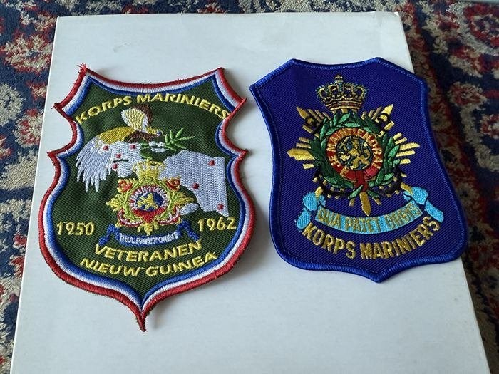 Korps Mariniers. 2 Embemen 12 x 9 cm., Verzamelen, Militaria | Algemeen, Ophalen of Verzenden, Marine, Nederland, Embleem of Badge