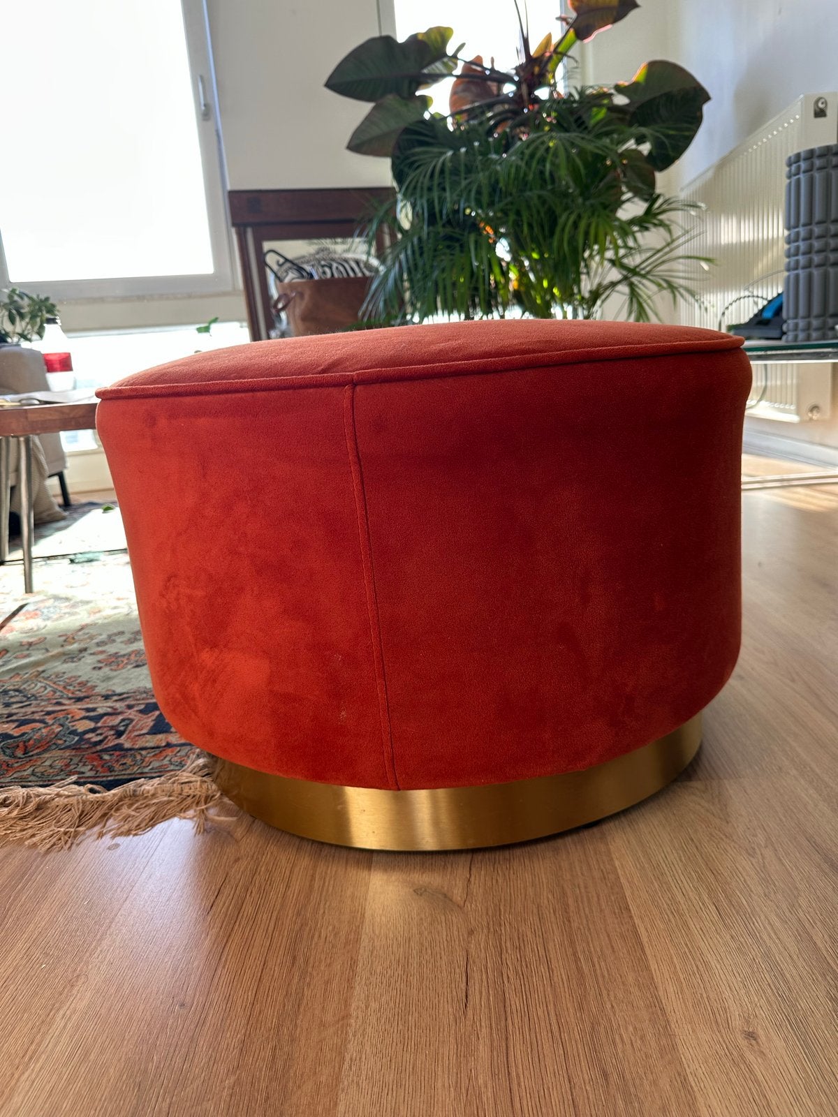 Ronde poef van oranje velours met gouden onderstel, Ophalen, Minder dan 50 cm, Rond, Zo goed als nieuw