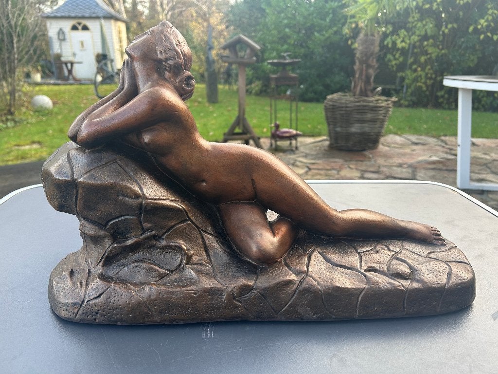 Gipsen sculptuur liggende naakte vrouw op sofa, sign FABBRI, Gips, Ophalen of Verzenden, 20 - 50 cm, Beeld