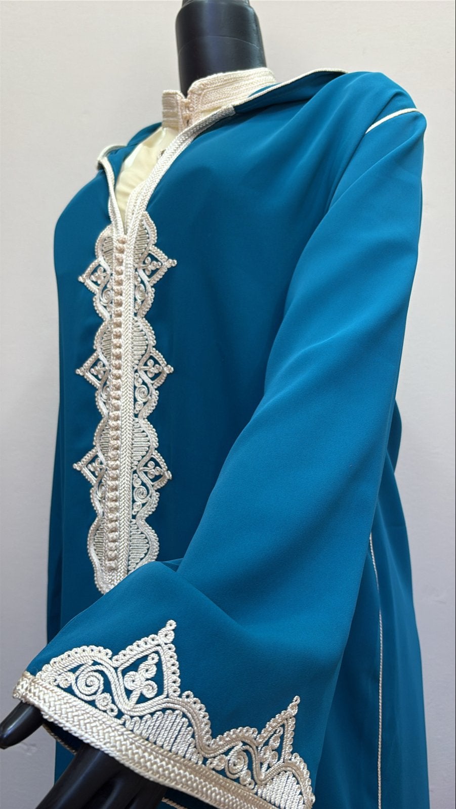 Prachtige Jelaba in Petrolblauw met Borduurwerk, Blauw, Maat 42/44 (L), Nieuw, Ophalen of Verzenden