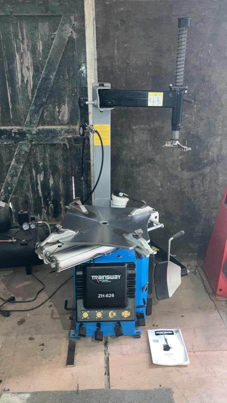 TRAINSWAY ZH-626 bandenwisselmachine – €499, Ophalen, Zo goed als nieuw