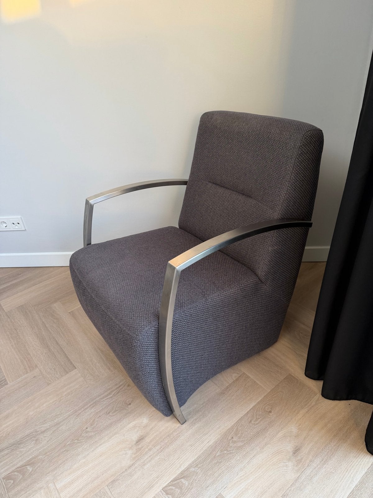 Moderne fauteuil met metalen armleuningen, Huis en Inrichting, Ophalen, Zo goed als nieuw, Eén, Stof