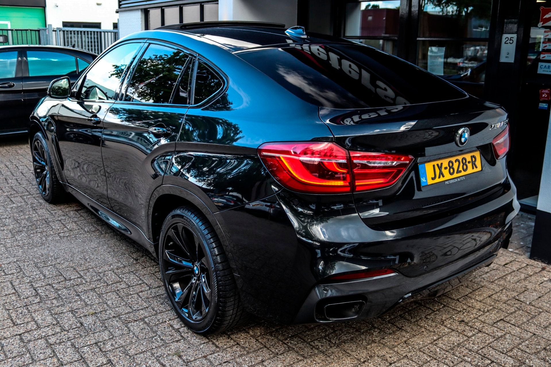 BMW X6 M50d PANO SOFTCLOSE H&K HUD 360 ACC TREKH VOL OPTIE, Auto's, BMW, Automaat, 15 km/l, Gebruikt, 2993 cc