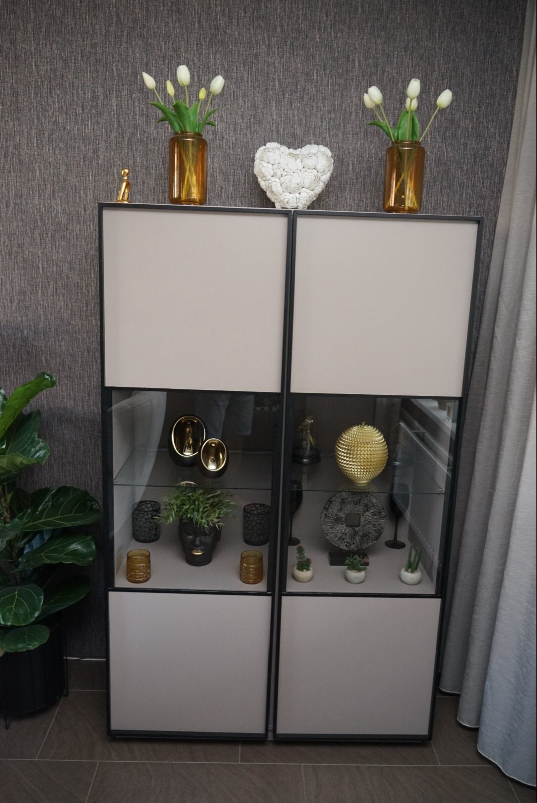 Moderne Vitrinekast met Glazen Deuren en Opbergruimte, Gebruikt, 100 tot 150 cm, Ophalen of Verzenden, Kersenhout