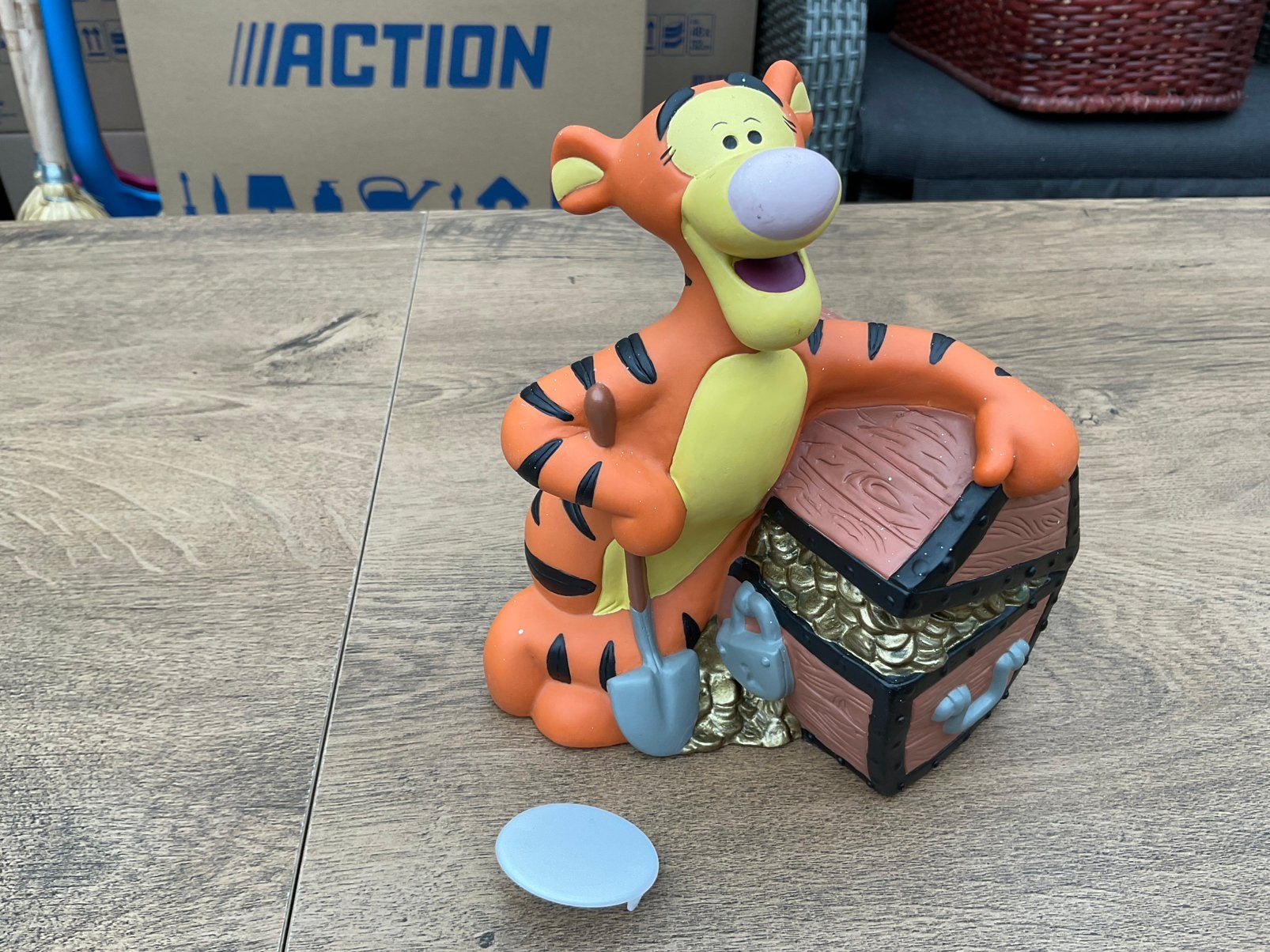 Zgan, niet kapot, Disney Teigetje spaarpot bij schatkist, Ophalen, Winnie de Poeh of vrienden, Zo goed als nieuw, Beeldje of Figuurtje