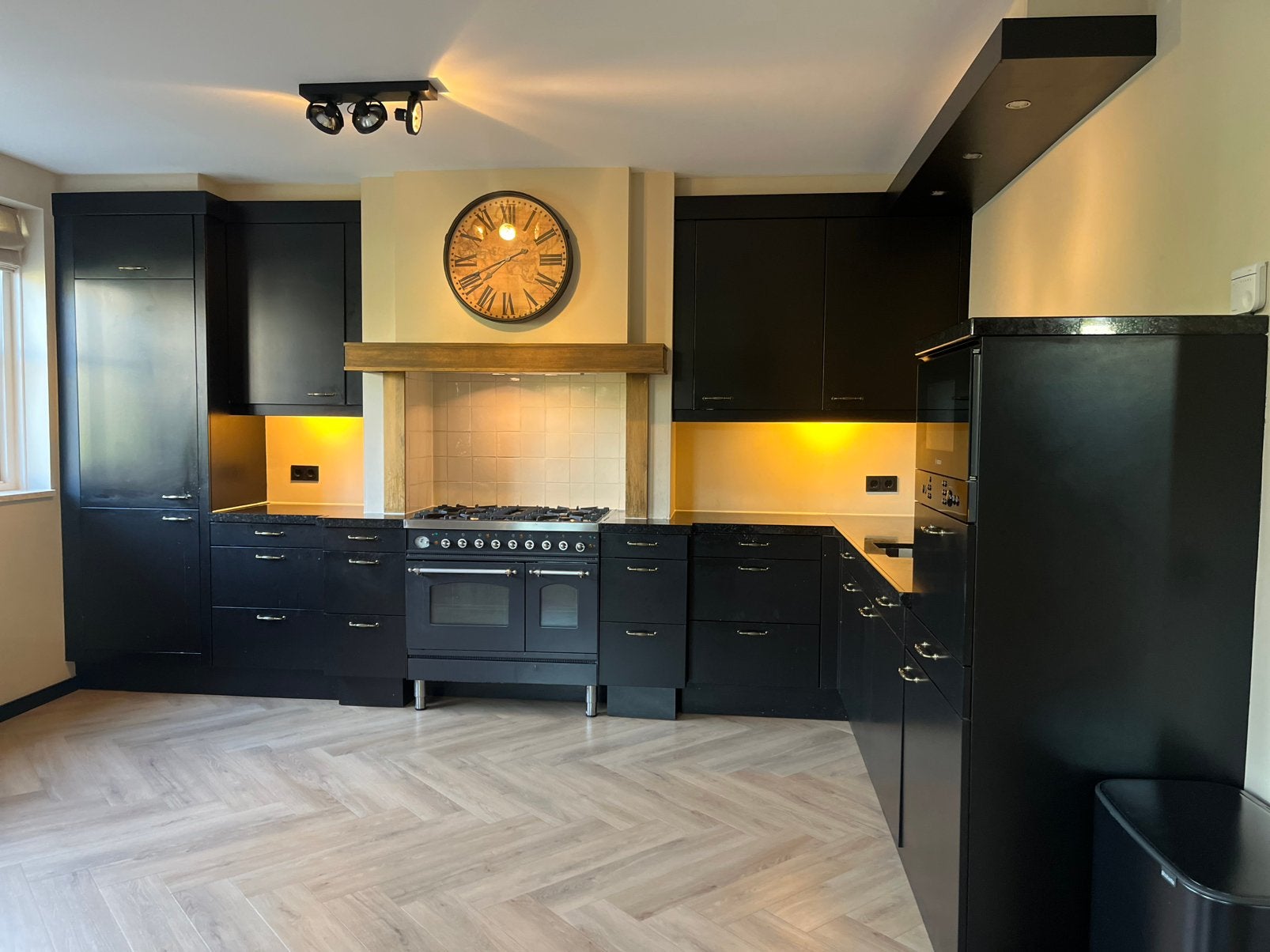 Keuken incl Boretti fornuis, Quooker & vaatwasser, Ophalen, Gebruikt, Zwart, Hoekkeuken