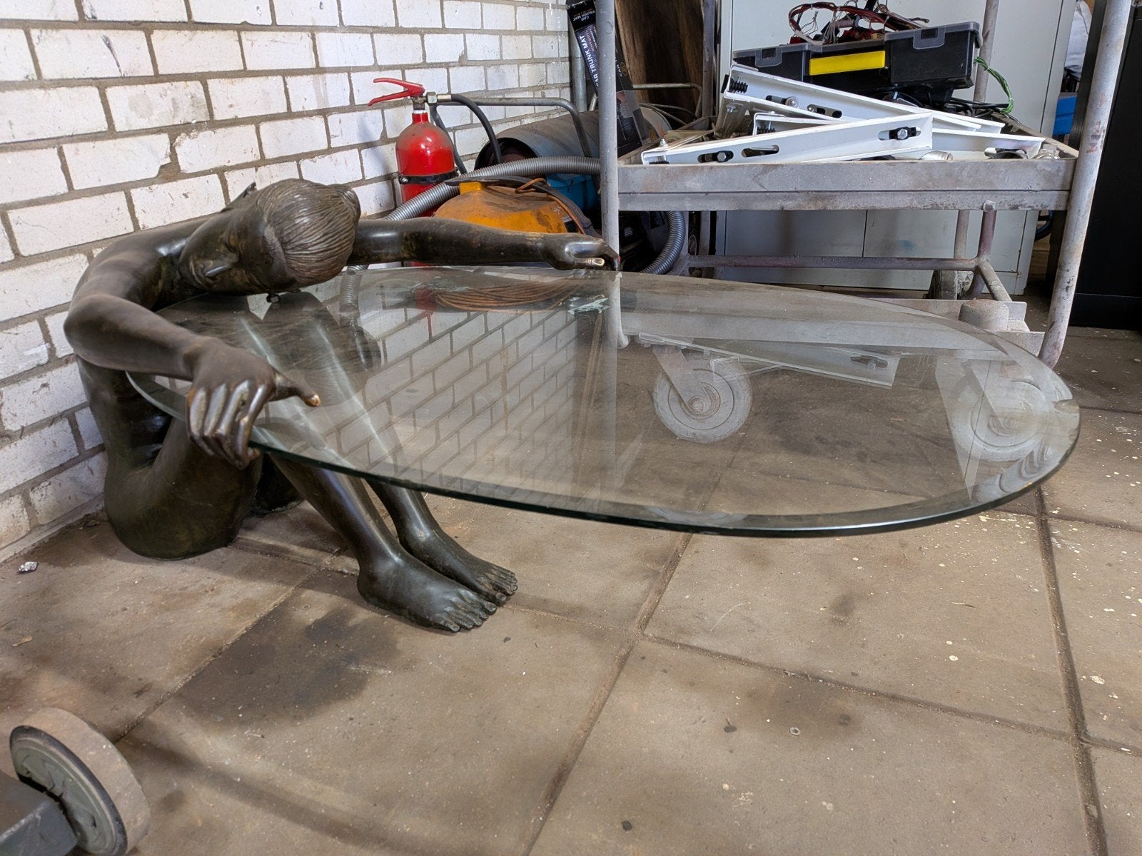 Unieke salontafel met bronzen beeld, Ophalen, Minder dan 45 cm, Gebruikt, Modern, Uniek, Kunstzinnig