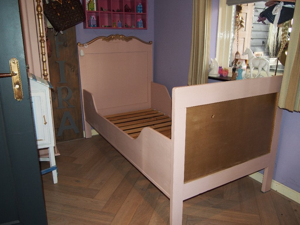 Roze brocante houten bed met lattenbodem, Ophalen, 85 tot 100 cm, Gebruikt, Lattenbodem