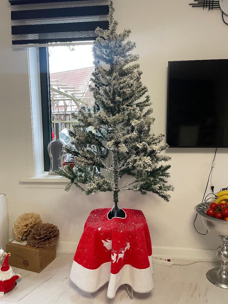 Kerstboom Tuscan Spruce Sneeuw 150cm Incl. Voet en rokje, Ophalen of Verzenden, Zo goed als nieuw