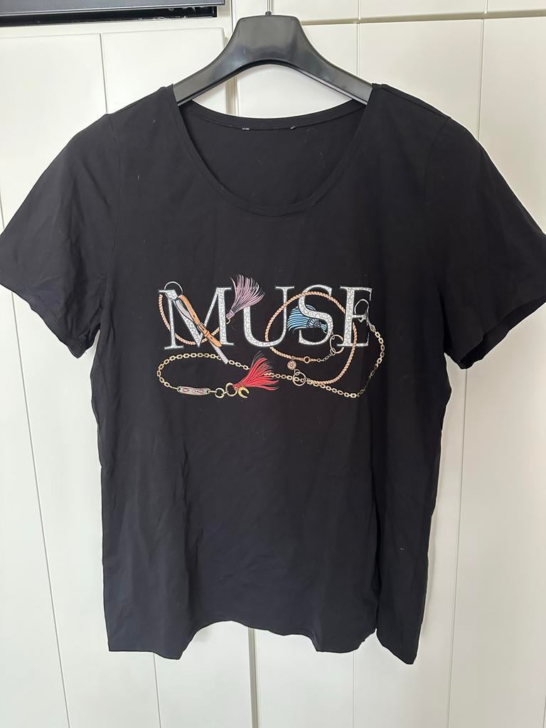 Zwart T-shirt met 'MUSE' opdruk en kettingdetails, Zwart, Maat 46/48 (XL) of groter, Ophalen of Verzenden, Korte mouw