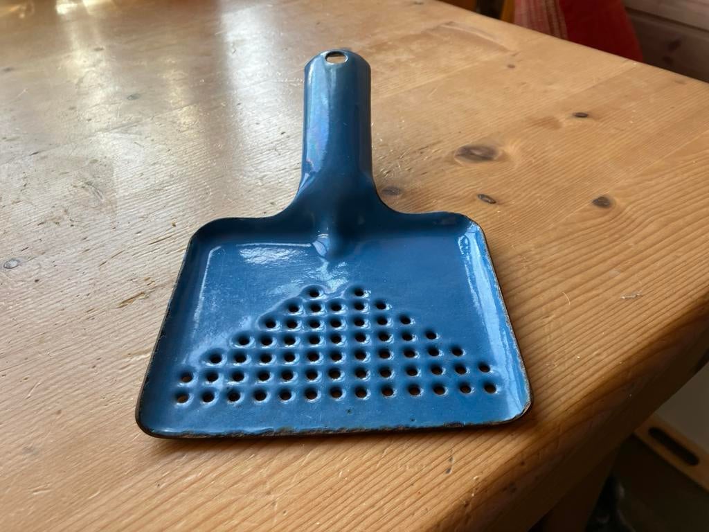 Apart fransblauw schep met gaatjes, Antiek en Kunst, Antiek | Emaille, Ophalen of Verzenden