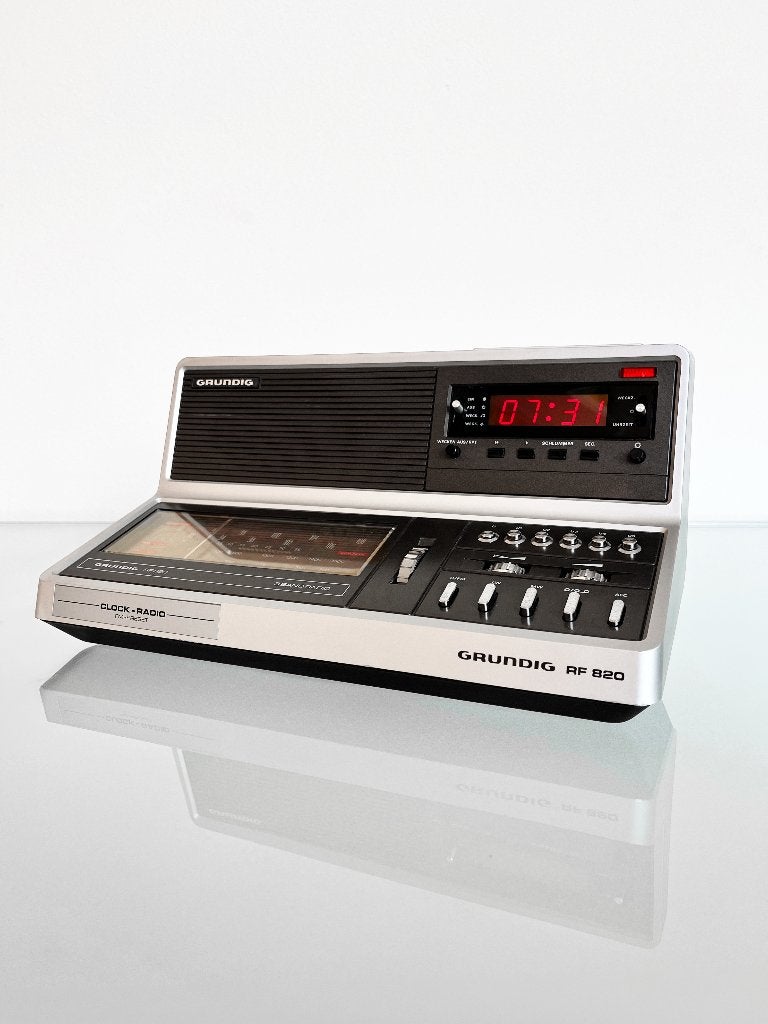 Vintage 80s Grundig Wekker Radio RF 820, Ophalen of Verzenden, Wandklok