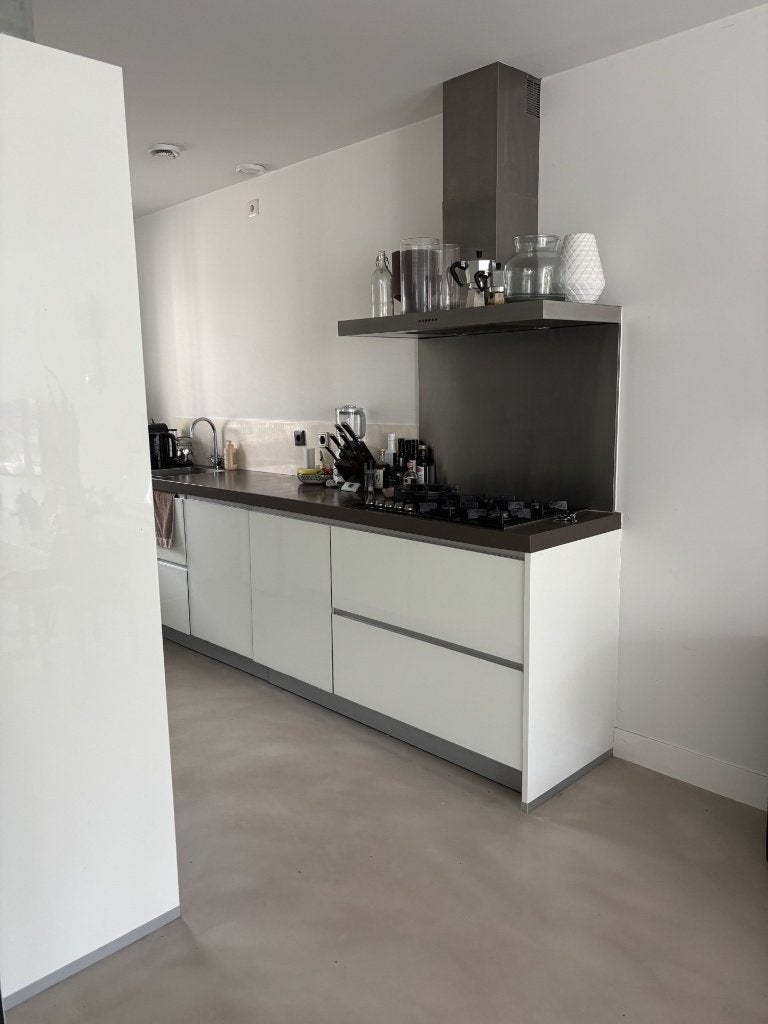 Foto 3 van Moderne Duitse ALNO hoogglans keuken –greeploos GEDEMONTEERD