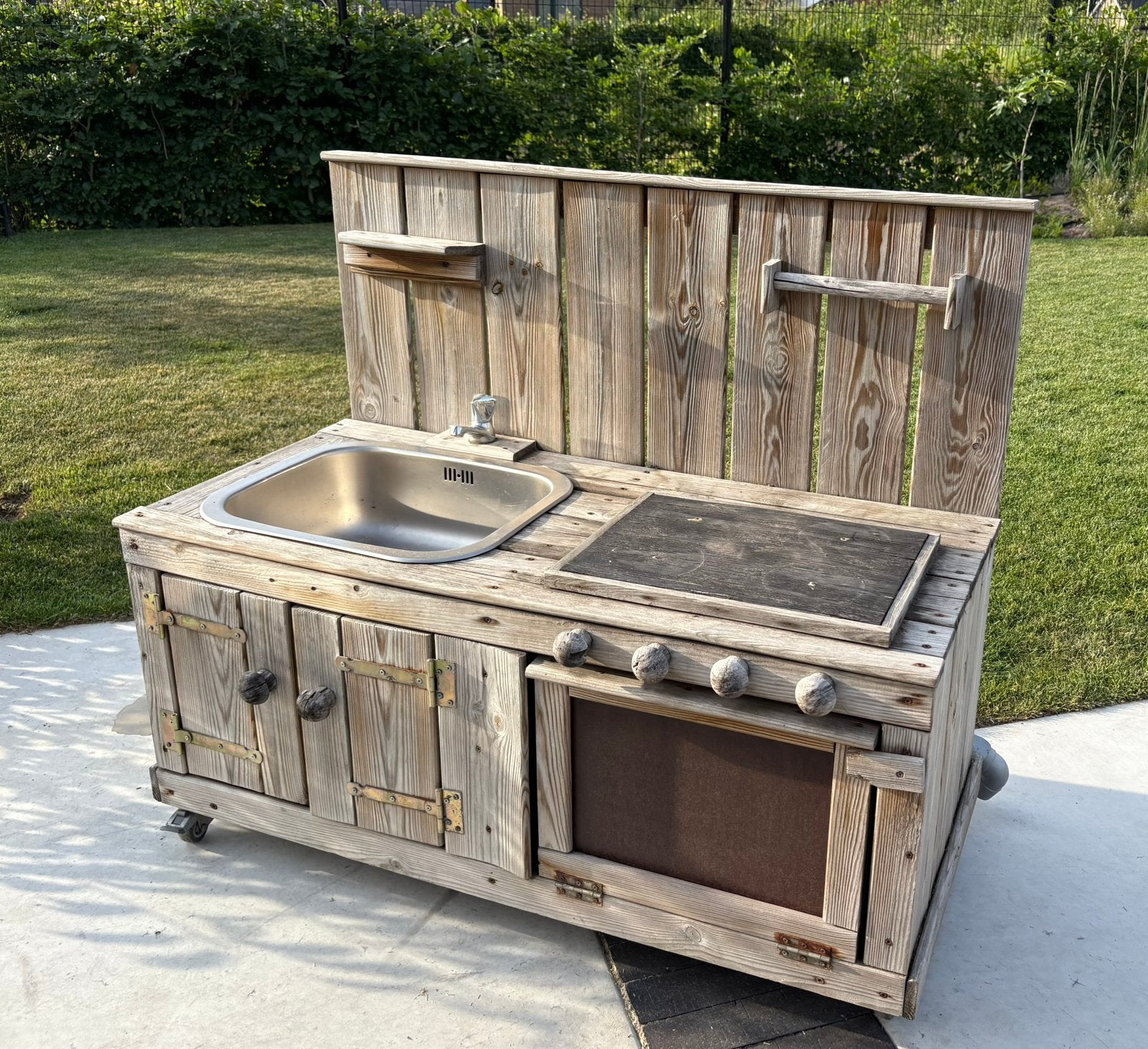 Houten buitenkeuken met echt werkende kraan en RVS wasbak, Kinderen en Baby's, Speelgoed | Speelkeukens, Ophalen, Gebruikt, Hout