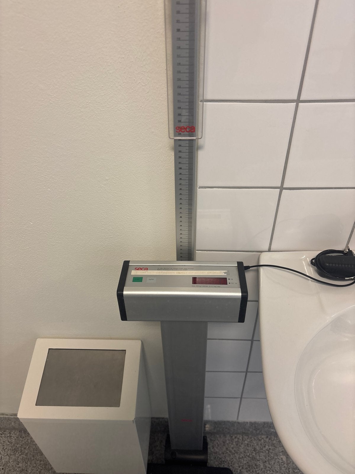 Professionele Seca weegschaal met meetlat, Ophalen, Gebruikt, 1 tot 500 gram, 100 kg of meer