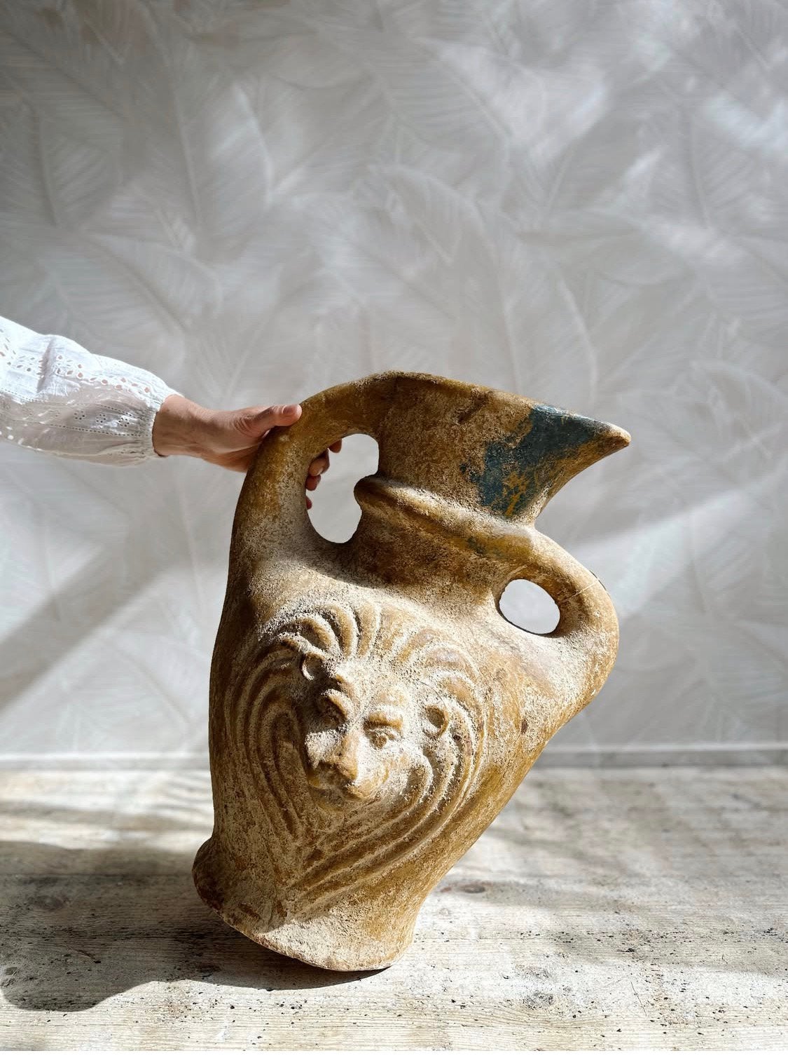 Xl Vintage terracotta vaas met leeuw afbeelding, Ophalen, Zo goed als nieuw, X, X