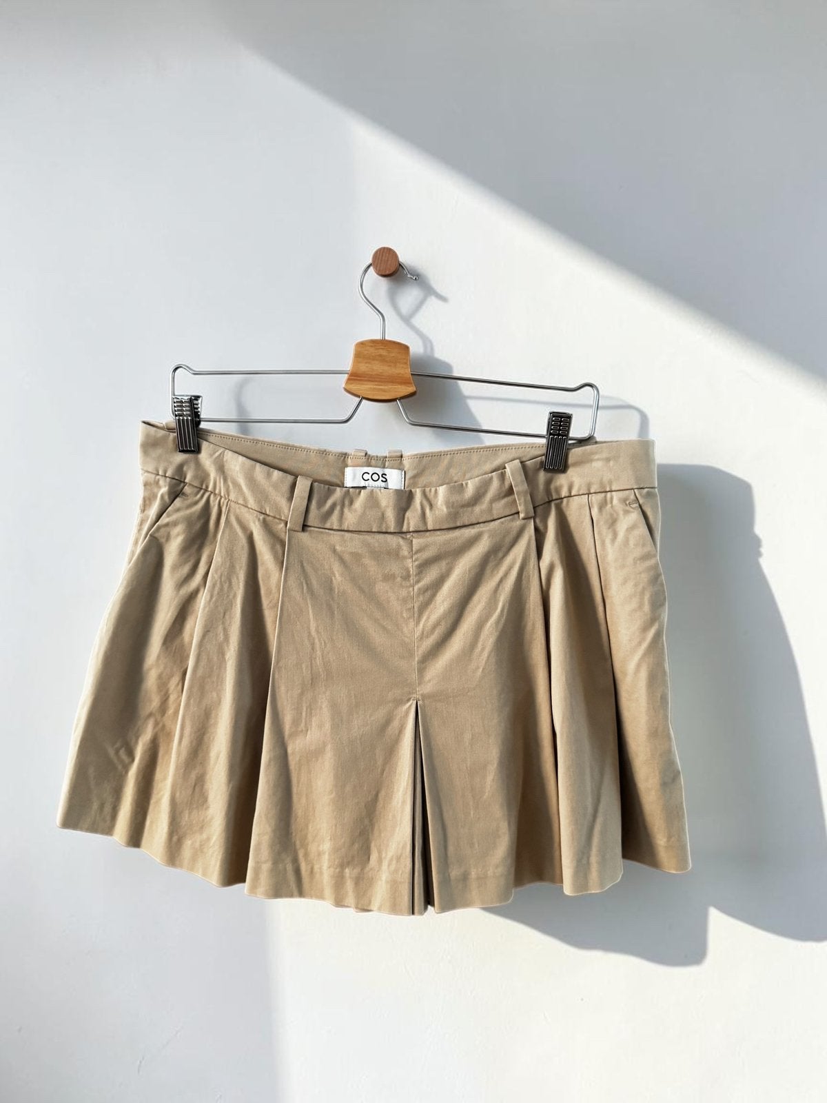 COS beige skort rok korte broek plooien 42 extra large, Beige, Maat 42/44 (L), Ophalen of Verzenden, Zo goed als nieuw