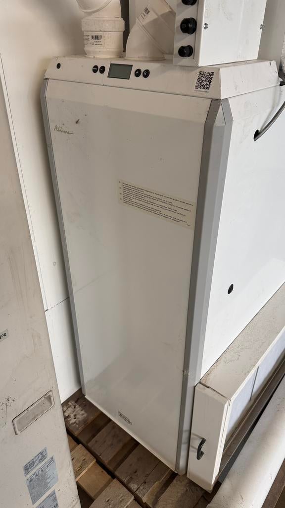 Brink Allure B25 met koelblok en Fujitsu warmtepomp/airco, Doe-het-zelf en Verbouw, Verwarming en Radiatoren, Ophalen, Minder dan 30 cm