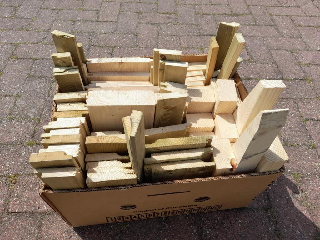 Kachelhout. Doos met diverse resthoutjes en balkjes, Tuin en Terras, Haardhout, Minder dan 3 m³, Ophalen of Verzenden, Overige houtsoorten