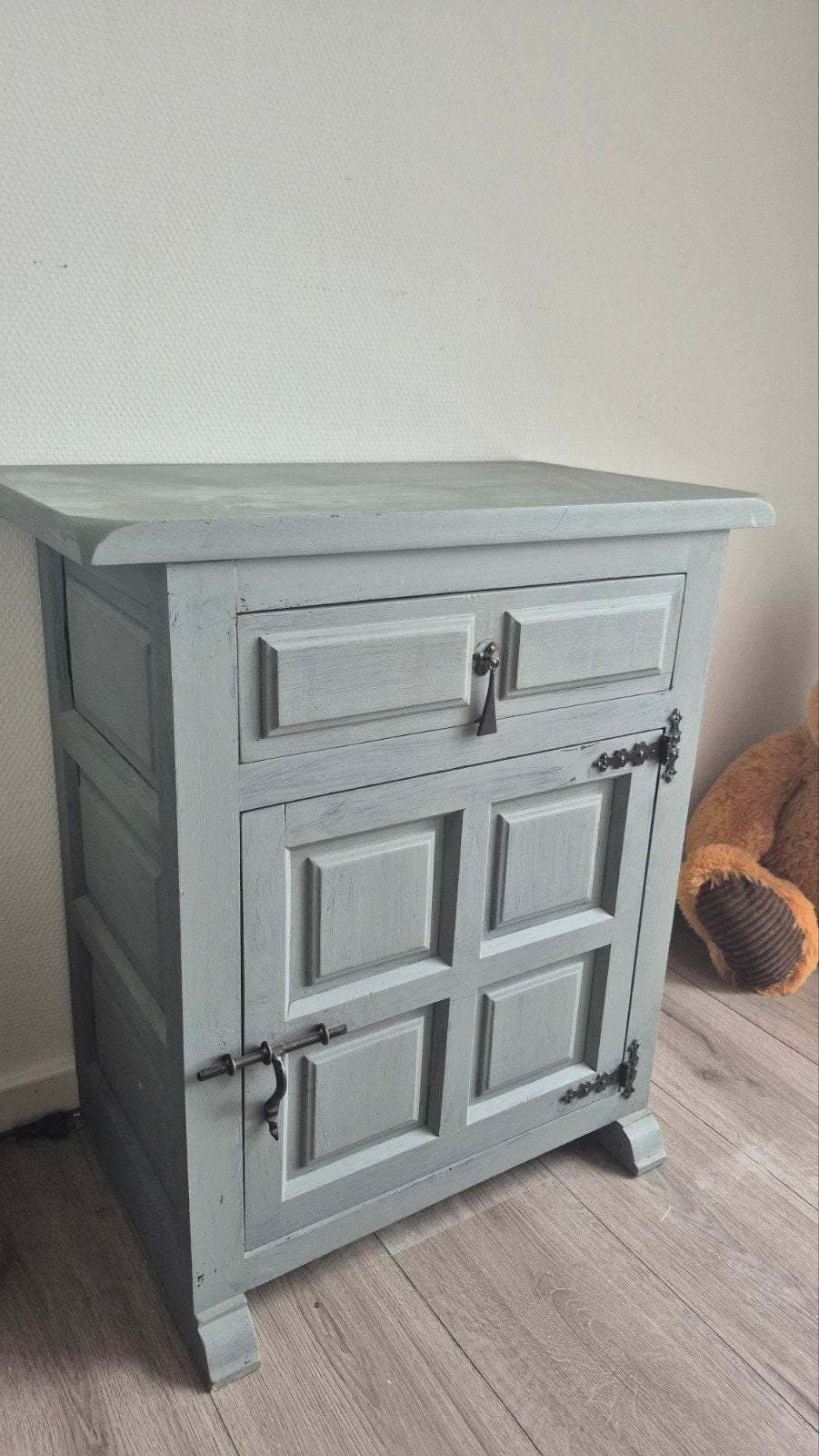 Gratis Nachtkastje - Grijs Hout, Huis en Inrichting, Slaapkamer | Nachtkastjes, Ophalen, Gebruikt, 55 tot 70 cm, 45 tot 65 cm