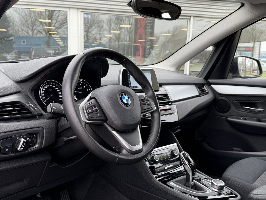 BMW 2 Serie Active Tourer 218i | Automaat | Cruise | Trekhaa, Auto's, BMW, Stof, Gebruikt, Met garantie (alle), Zwart