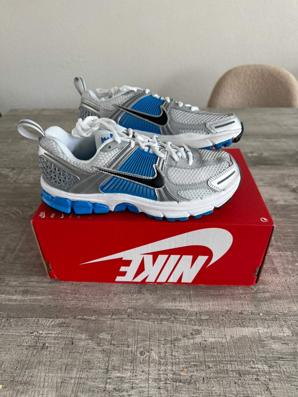 Te koop nieuw paar nike vomero 5 in maat 37,5 (37.5), Kleding | Dames, Schoenen, Blauw, Nieuw, Ophalen of Verzenden, Sneakers of Gympen