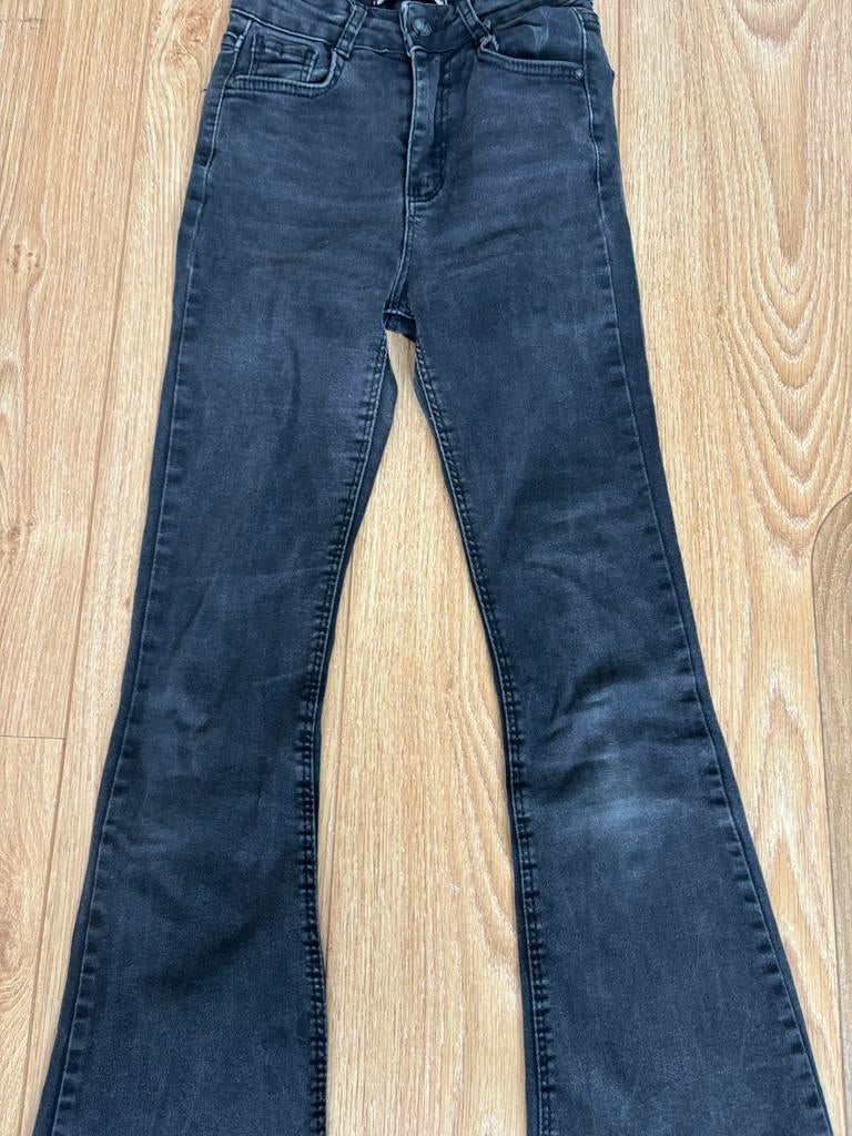 Zwarte spijkerflared broek maat 34, Verzenden, Gedragen, Zwart, W27 (confectie 34) of kleiner