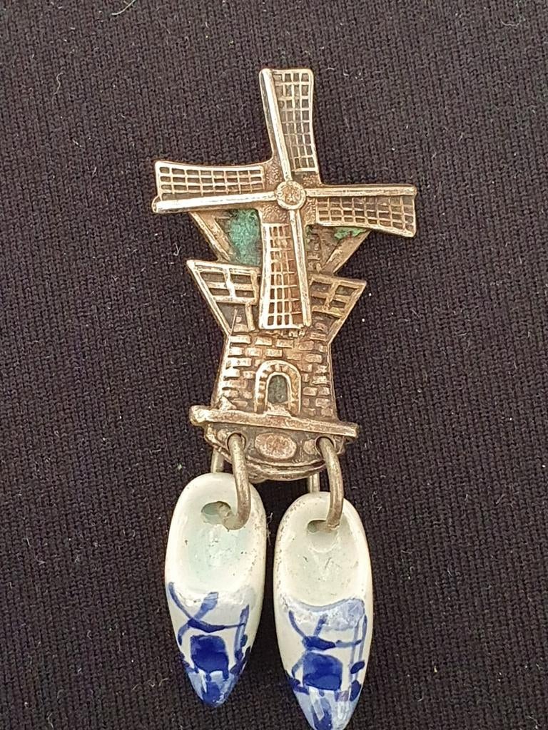 Vintage Broche molen met klompen delfts blauw., Ophalen of Verzenden, Gebruikt, Blauw, Overige materialen
