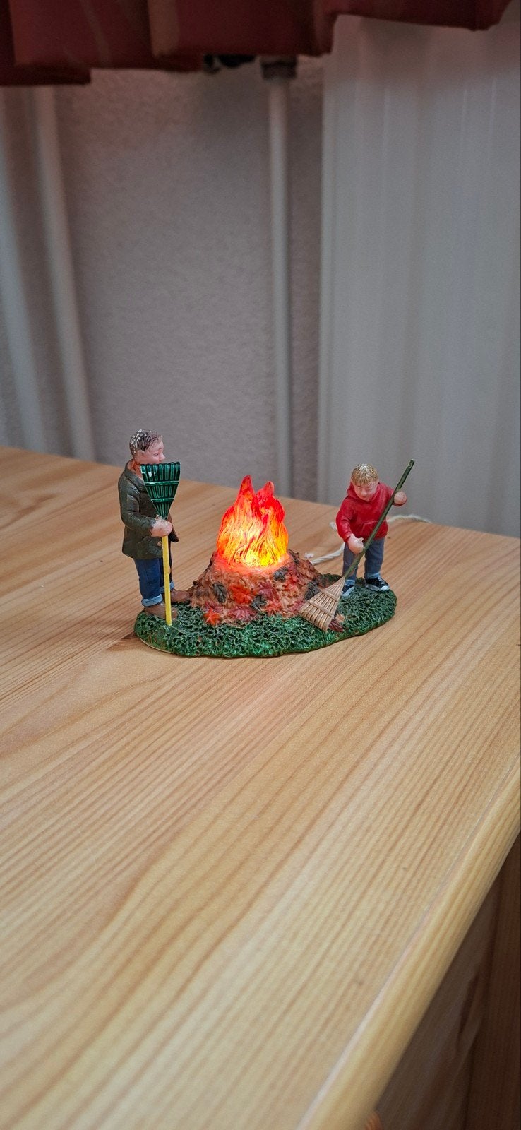 Lemax verlicht object vuurtje met blad en mensen(16), Ophalen of Verzenden, Gebruikt