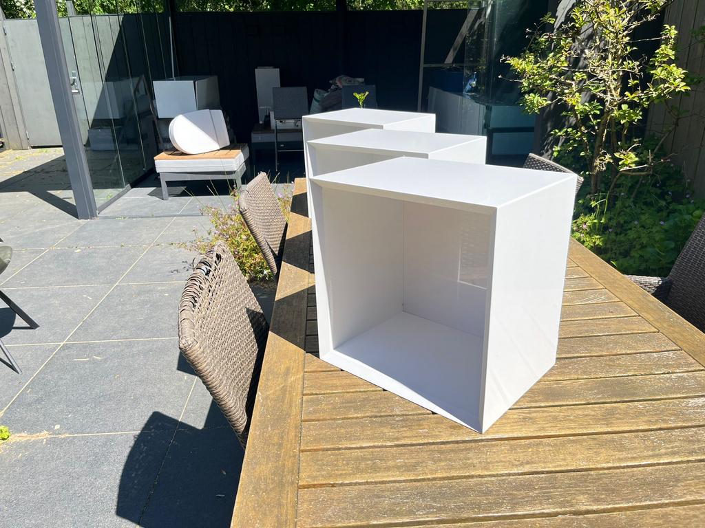 Set van 3 witte kubusvormige wandplanken/kasten, Verzenden, Zo goed als nieuw
