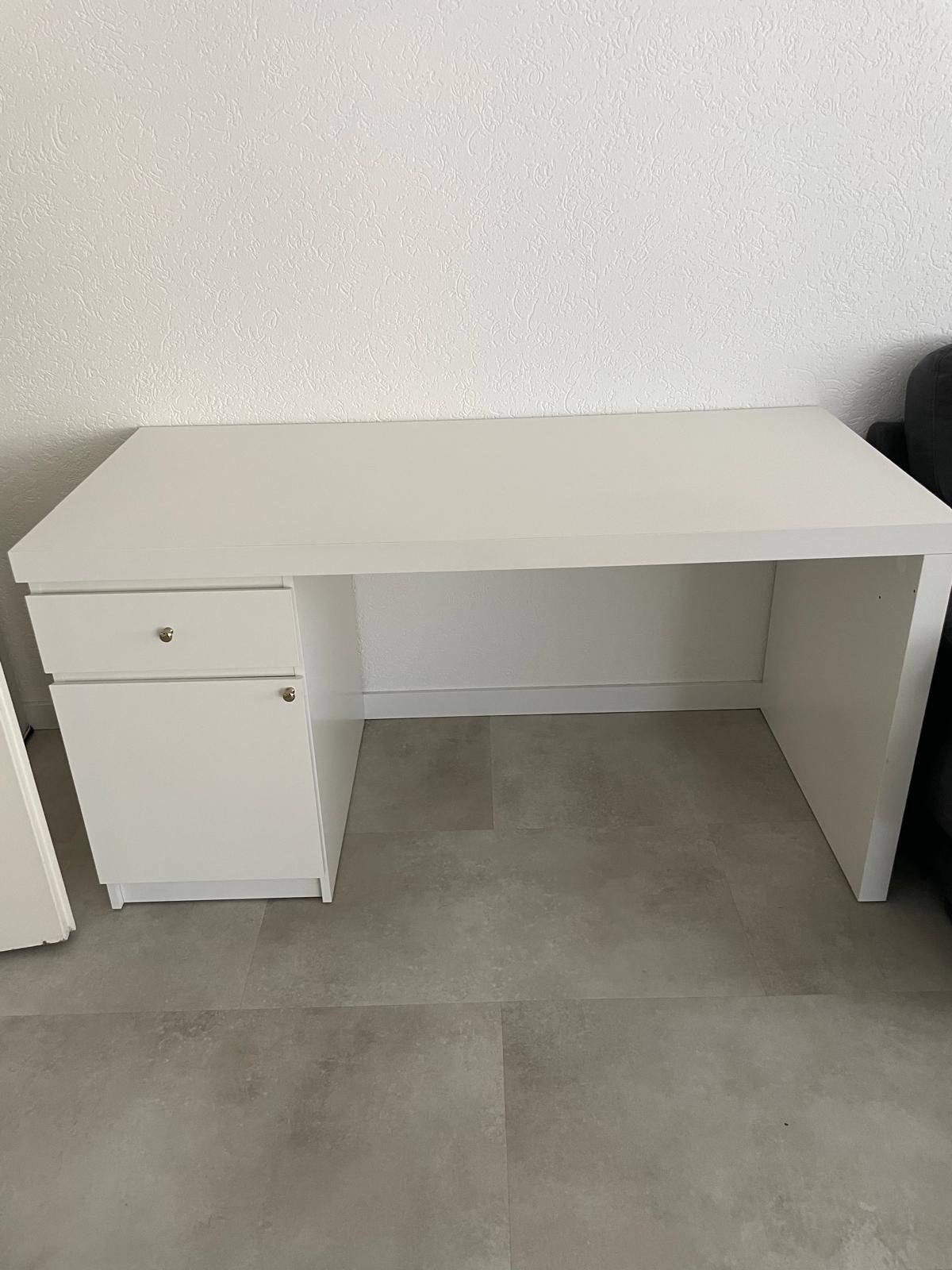 IKEA MALM bureau - Zo goed als nieuw met gouden knopjes, Met lades, Spaanplaat of MDF, Ophalen of Verzenden, Zo goed als nieuw