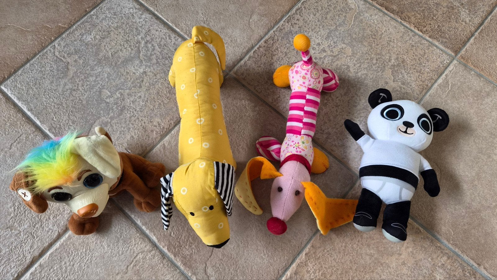 Leuke knuffelset: 4 knuffels, 2 teckels, panda en hondje, Ophalen of Verzenden, Gebruikt, Hond, Met geluid