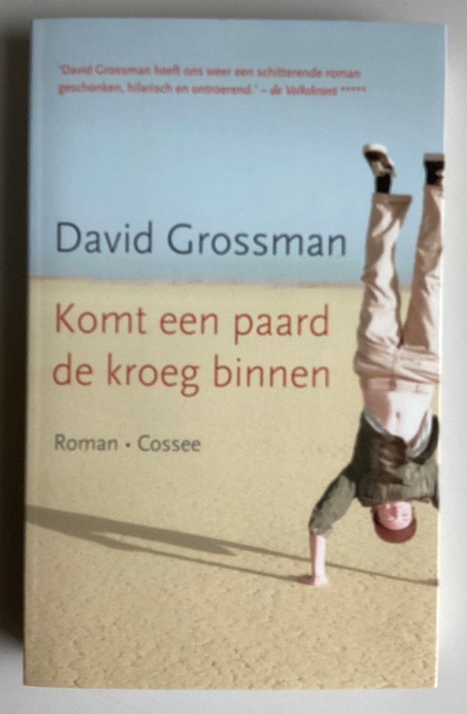 David Grossman - Komt een paard de kroeg binnen (roman), Boeken, Ophalen of Verzenden, Zo goed als nieuw, David Grossman