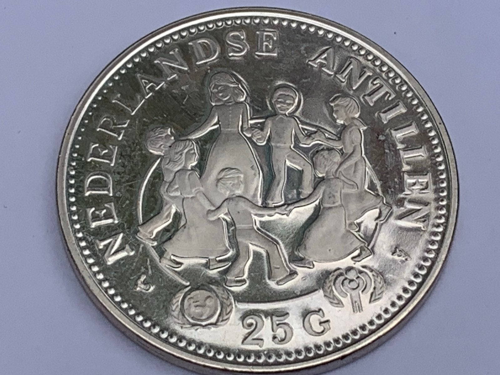 Zilveren munt antillen 25 gulden juliana spelende kinderen, Postzegels en Munten, Munten | Nederland, Ophalen of Verzenden, Koningin Juliana
