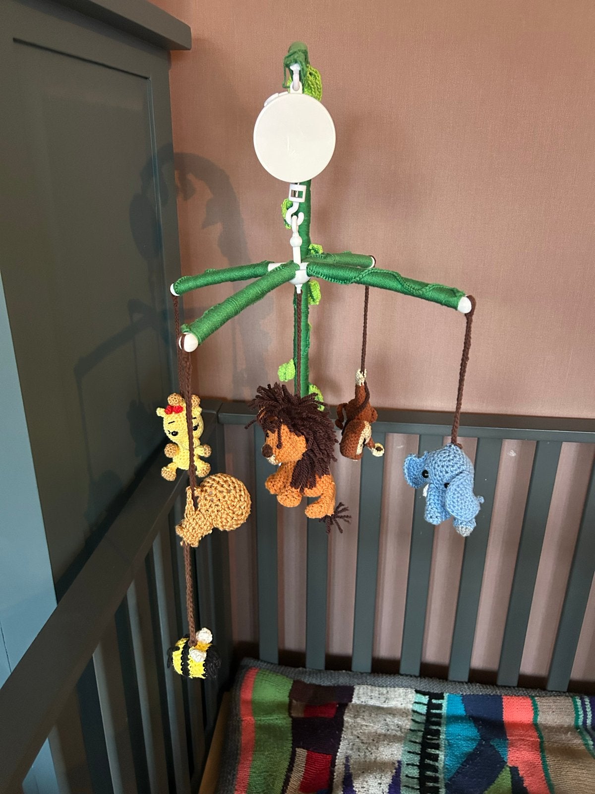 Muzikale Baby Mobiel met Gehaakte Safari Dieren, Ophalen, Zo goed als nieuw, Mobiel, Met geluid