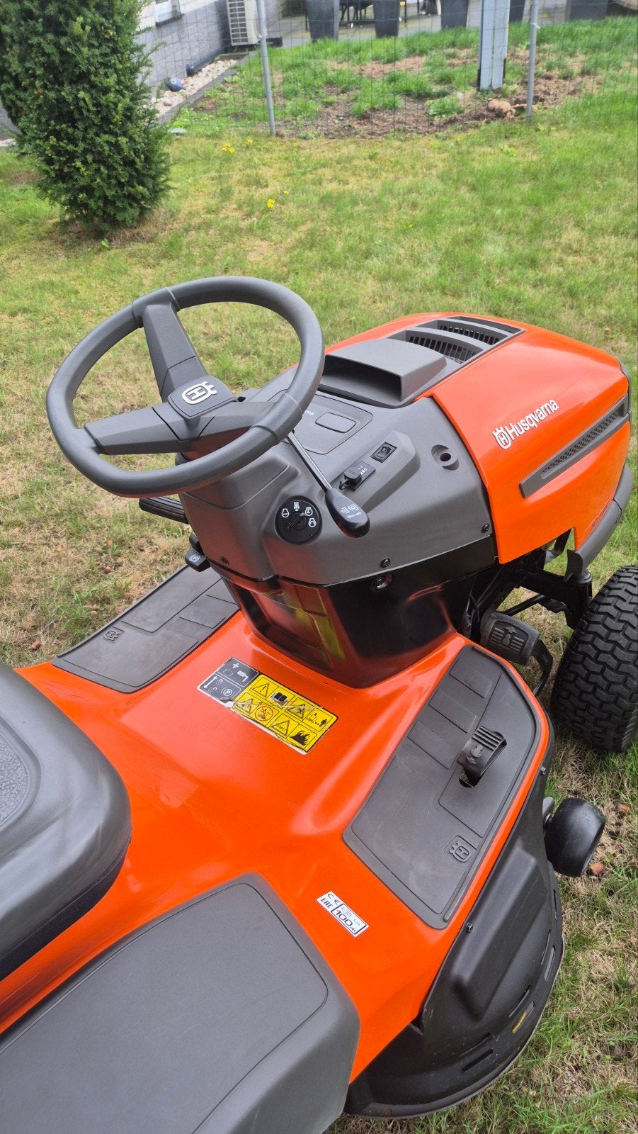 Foto 6 van Husqvarna TC138 zitmaaier zo goed als nieuw