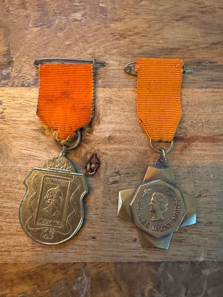 Medailles Koningin Juliana en Prinses Irene Mars, Postzegels en Munten, Penningen en Medailles, Ophalen of Verzenden, Brons, Nederland