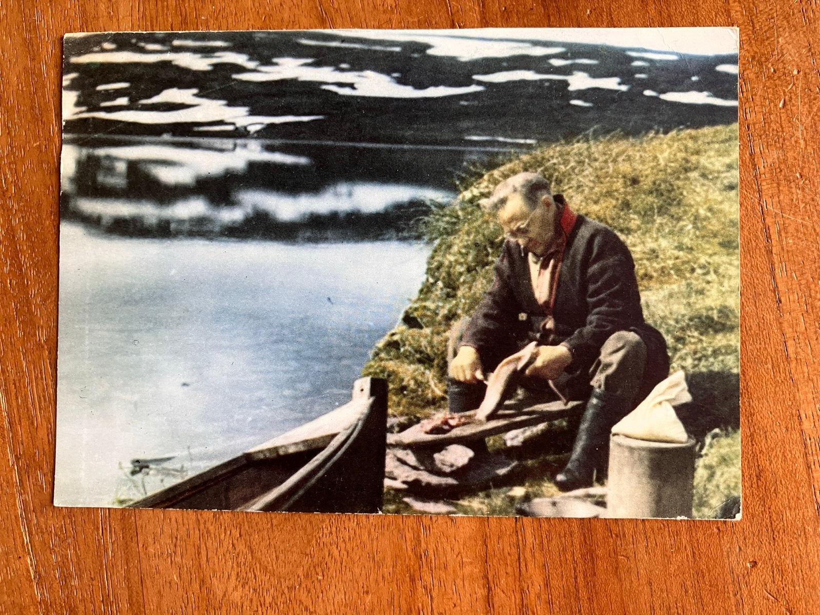 Visser in Lapland maakt een vis schoon. Finland., Ophalen of Verzenden, 1940 tot 1960, Gelopen, Overig Europa