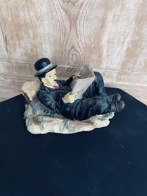 Vintage beeldje. Liggende en lezende Charlie Chaplin., Verzamelen, Ophalen, Zo goed als nieuw, Mens