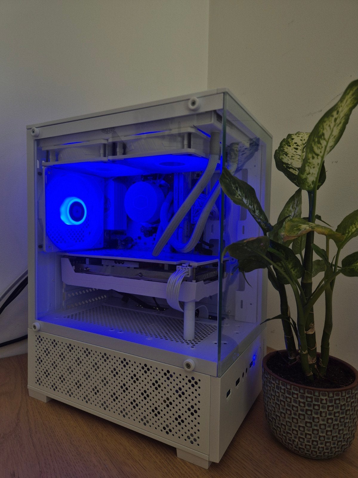 Foto 3 van Gaming PC Wit | 5500 | RX 6750 GRE 10G | 1TB SSD | 32GB DDR4