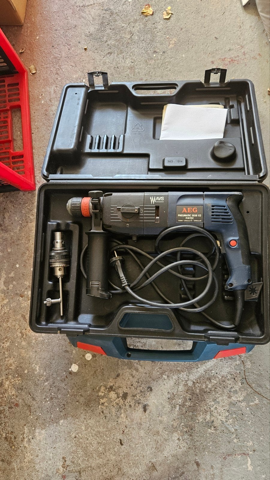 AEG Pneumatische Boorhamer 700W met Koffer, Boor- en/of Breekhamer, Ophalen of Verzenden, Klopboormechanisme, Gebruikt