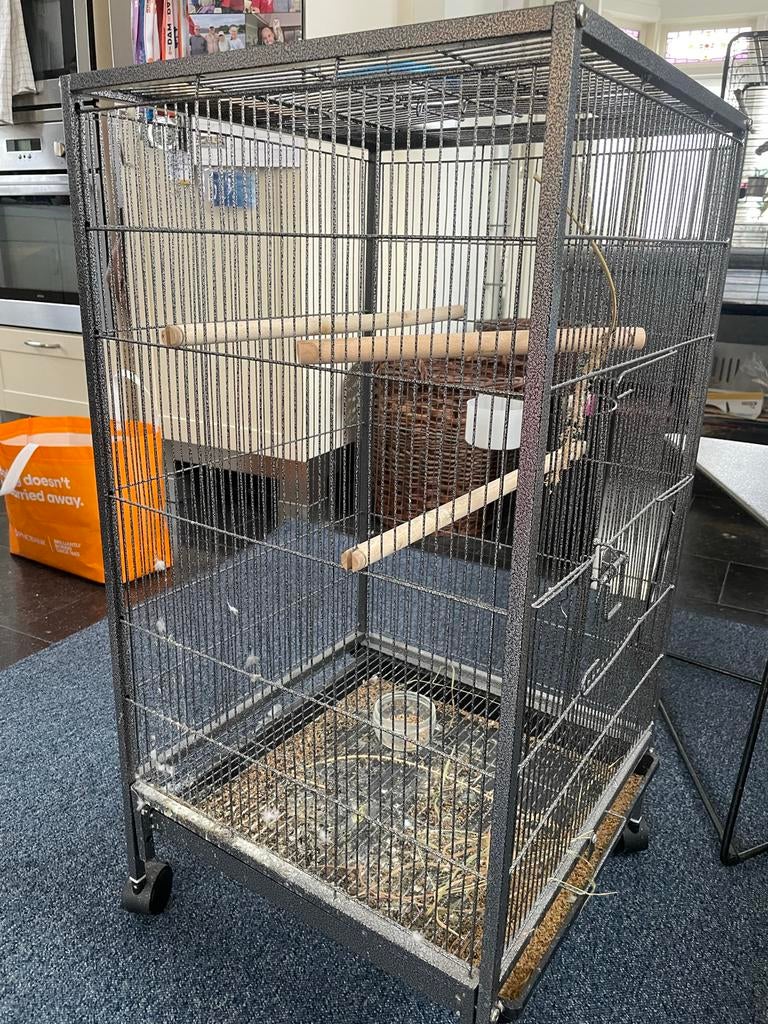 Vrijwel nieuwe vogelkooi 90x45x45 verticale spijlen, Ophalen, Metaal, Vogelkooi