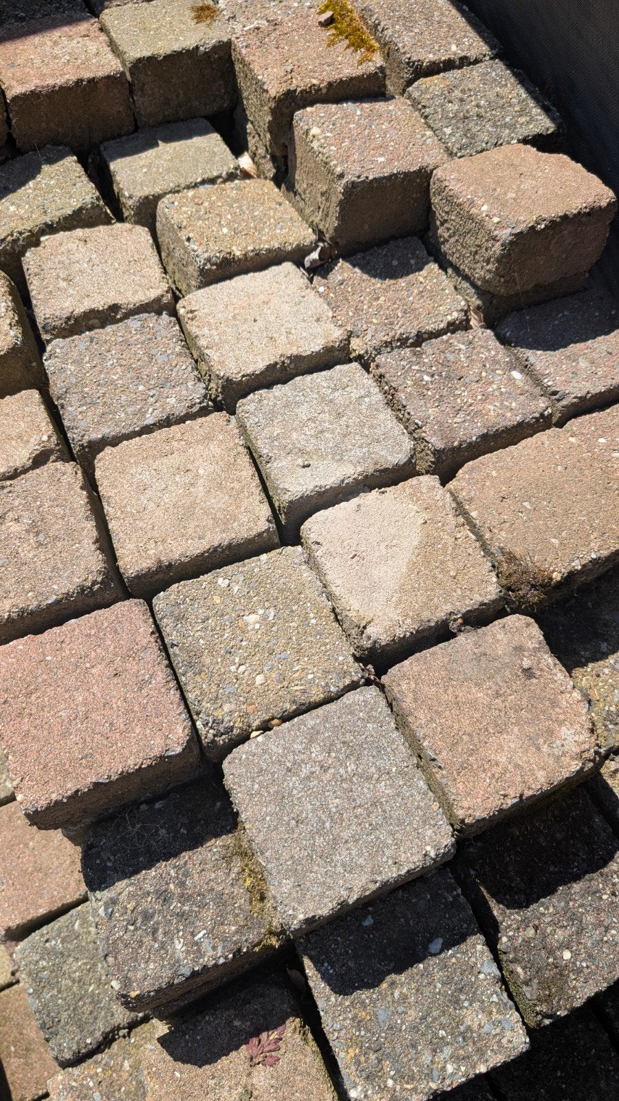 Gratis af te halen: ca. 10 m² getrommelde klinkers/steentjes, Tuin en Terras, Tegels en Klinkers, Gebruikt, Klinkers, Beton, Ophalen