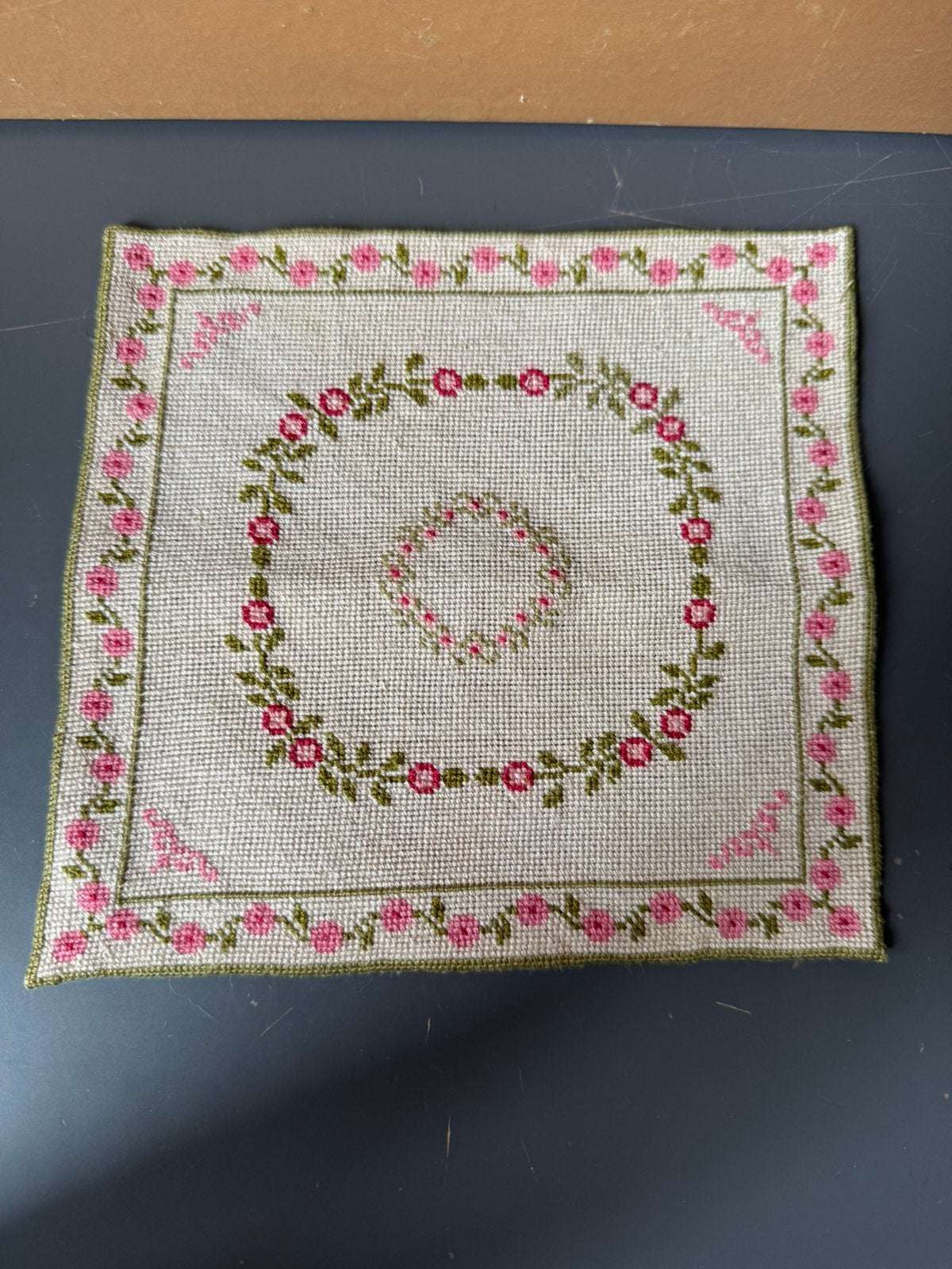 Kleed vloerkleed (tikje scheef) ca 19x18 cm - handwerk, Ophalen of Verzenden, Zo goed als nieuw, Poppenhuis