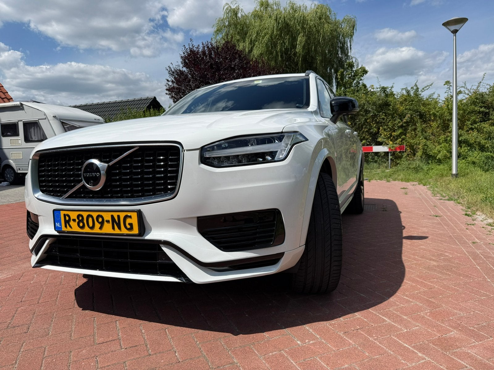 Volvo XC90 R- Design T8 Twin Engine AWD Plug-in 390pk 7P, 4 cilinders, 1969 cc, 7 stoelen, Wit