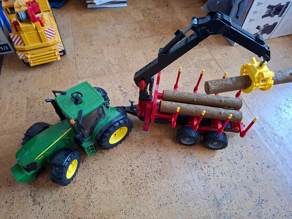bruder John Deere 7R 350 met aanhanger en 4 boomstammen, Kinderen en Baby's, Ophalen of Verzenden, Zo goed als nieuw