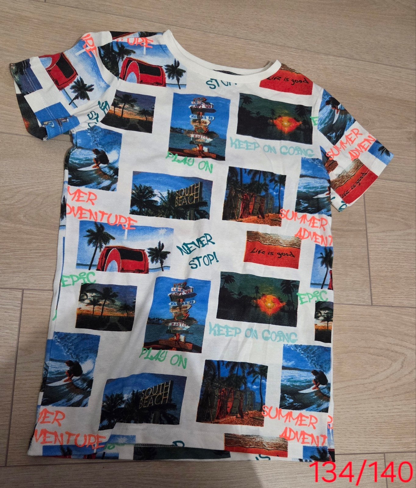 Zomerse T-shirt met strandprints - Maat 134/140, Gebruikt, Ophalen of Verzenden, Shirt of Longsleeve, Onbekend