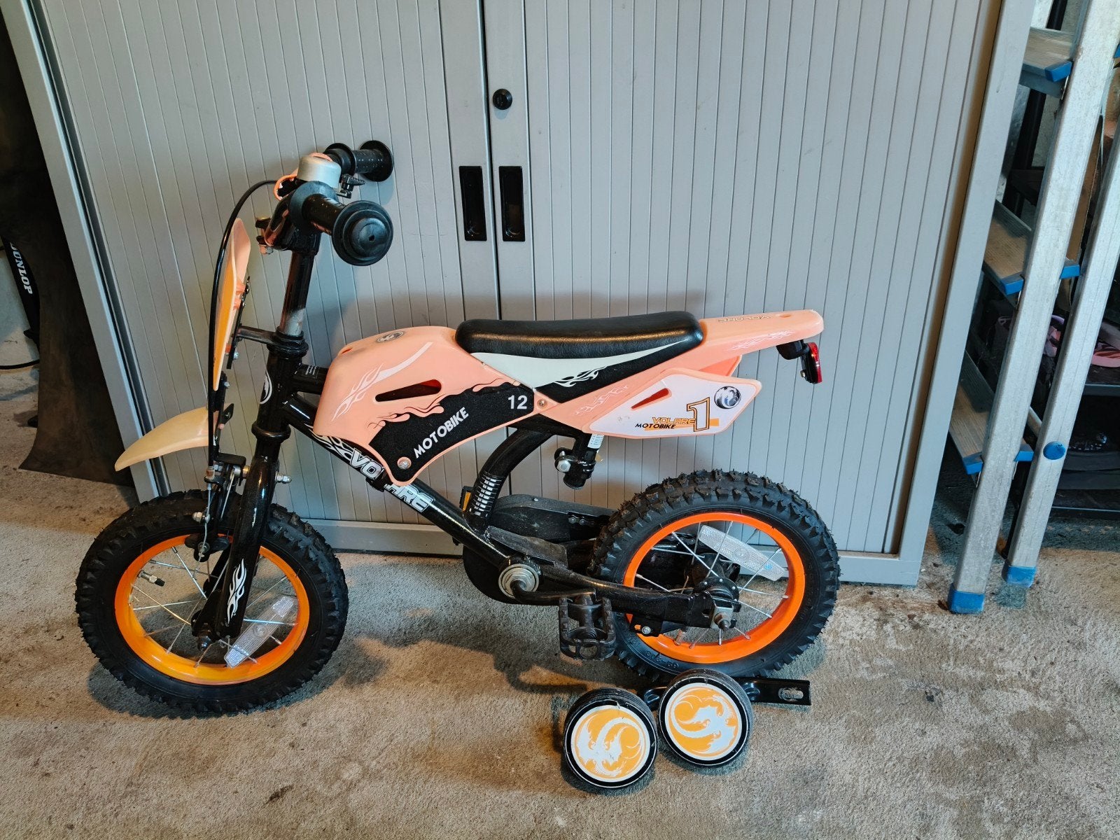 Kinderfiets Volare Motobike 12 inch met zijwieltjes, Ophalen, Zijwieltjes, Gebruikt, Velgrem